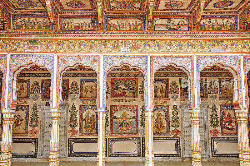 Podar Haveli壁画和雕刻拱门，Nawalgarh, Shekhawati，拉贾斯坦邦，印度